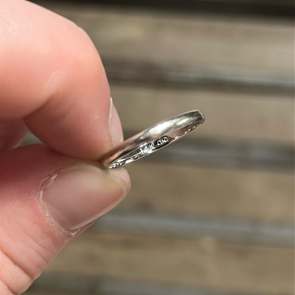 Elegant 14k white gold band ring - Picture 6 of 11